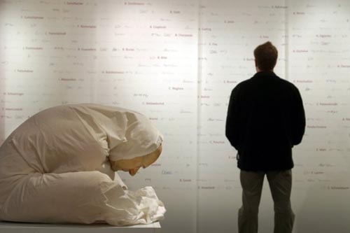   (Ron Mueck) -    .