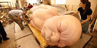 Рон Мьюик (Ron Mueck) - австралийский и британский скульптор.