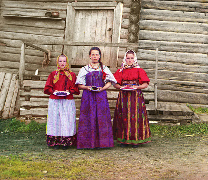 Деревенские девушки, окрестности Кириллова на реке Шексне, 1909